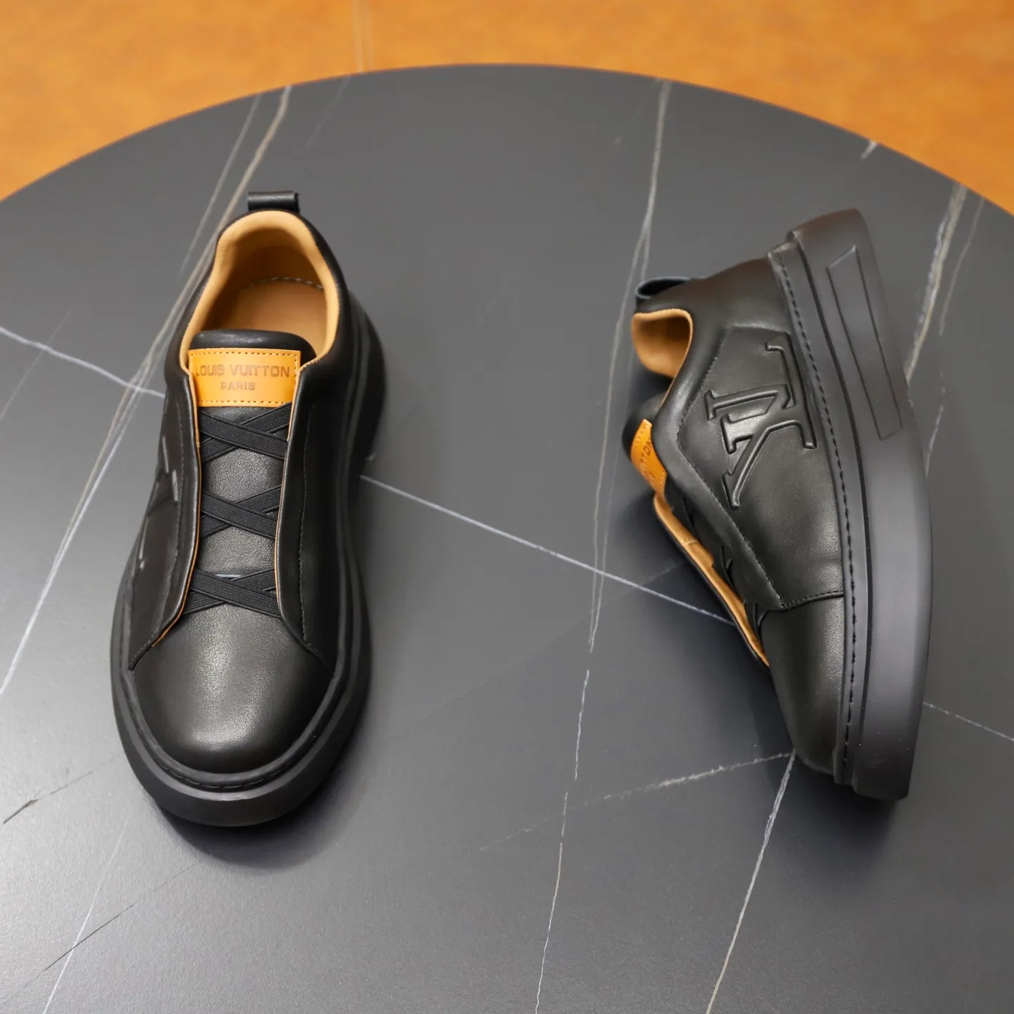 Men's shoes: 480💰🙅‍♂️🙅‍♂️🙅‍♂️ Brand: LV Louis Vuitton Standard code: 38-44 (45 customized) Grade: Same as the official website Material: Original cowhide fabric Comfortable cowhide lining Increased lightness, wear-resistant and soft outsole Style category: Men's fashionable casual shoes Running sneakers Distinguished luxury brand elements Top luxury Color: actual picture color